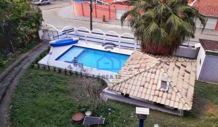 Sobrado à venda no bairro Prainha em Caraguatatuba, SP - 3 dormitórios, piscina, quiosque com churr