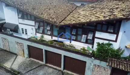 Sobrado de alto-padrão à venda no bairro Jardim Primavera em Caraguatatuba, SP - Imóvel exclusivo a