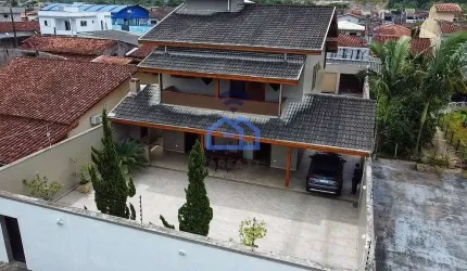 Sobrado à venda no bairro Jardim das Gaivotas em Caraguatatuba, SP - Com quintal amplo, edícula e s