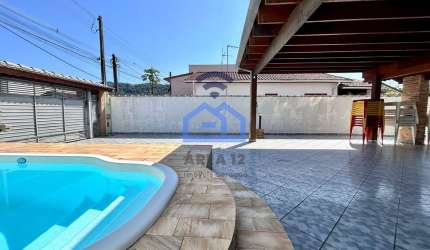 Casa espaçosa de 4 dormitórios à Venda na região central em Caraguatatuba, SP - Conforto e localiza