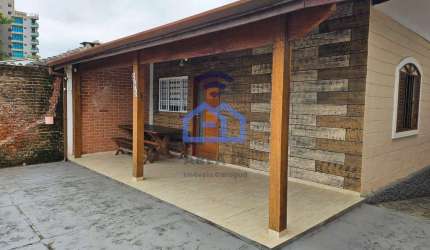Linda Casa com edícula, à venda a apenas 100m da praia da Cocanha, no bairro do Massaguaçu em Carag