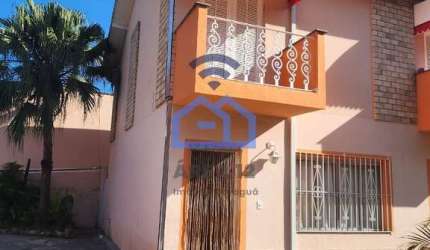 Sobrado de 88m² mobiliado à venda, localizado a apenas 500m da praia da Martim de Sá em Caraguatatu
