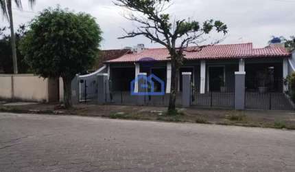 Oportunidade de Casa térrea à venda, localizada a apenas 250m da praia do Indaiá em Caraguatatuba,