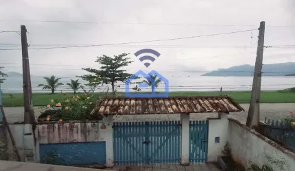 Casa ampla com edícula frente mar à venda no bairro do Porto Novo em Caraguatatuba, SP - A oportuni