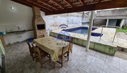 Casa com amplos dormitórios e piscina à venda no bairro do Porto Novo em Caraguatatuba, SP - Seu re