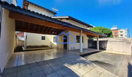Excelente sobrado localizado na quadra da praia, com vista para o mar, à venda no bairro do Indaiá,