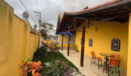 Casa de 3 dormitórios à venda no bairro da Praia das Palmeiras em Caraguatatuba, SP - Com churrasqu