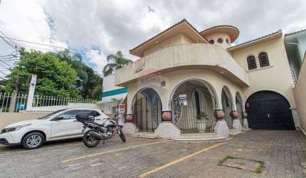 Casa Charmosa e Espaçosa à Venda na Rua Topázio!