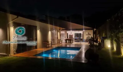Casa nova térrea, no Miolo da Granja Viana, 3 suítes, piscina