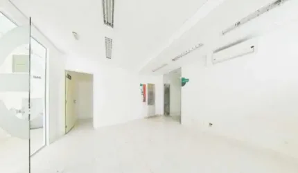 prédio Comercial com 650m² distribuídos em 5 vagas, 22 salas e 4 banheiros.