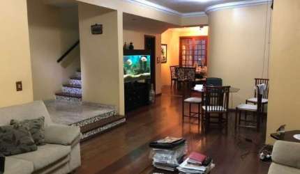 Sobrado á venda na Vila Sônia, com 3 suítes e 2 vagas.