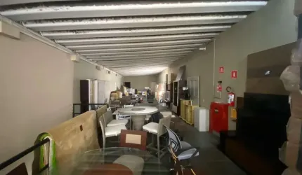Predio de 5 pavimentos totalizando 1100 m²  com 4 banheiros. ideal para comercio de rua.  frente de 10 metros totalmente espaçoso.