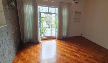 Sobrado em Pinheiros de frente à escadaria da Vila Madalena