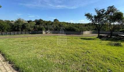 Terreno de Esquina com 3 Frentes à Venda em condominio