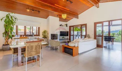 Casa no Condomínio Estância Parque Atibaia com  355 M2 AU e 6 dormitórios Piscina e área Gourmet