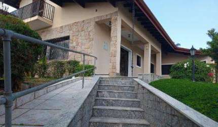 LOCAÇÃO COMERCIAL DE CASA NO JARDIM PLANALTO, EM ARUJÁ/SP, 400m² com 4 dorm, 3 salas, quintal amplo, churrasqueira e garagem p/ 4 autos. CONSULTE-NOS.
