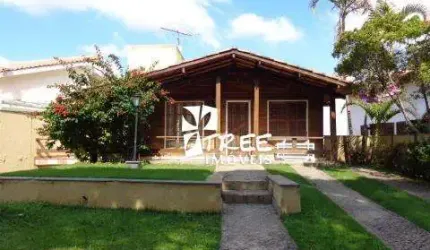 VENDA DE CASA NO CONDOMÍNIO ARUJÁ COUNTRY CLUB, 250m² c/ 2 quartos, suíte c/ sacada, salão com churrasqueira e forno de pizza e 4 vagas. CONSULTE-NOS.