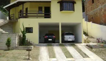 VENDA DE CASA NO CONDOMÍNIO ARUJÁ COUNTRY CLUB, EM ARUJÁ/SP, 220m² com 4 dorm, 2 salas, churrasqueira, forno a lenha, piscina e 4 vagas. CONSULTE-NOS.
