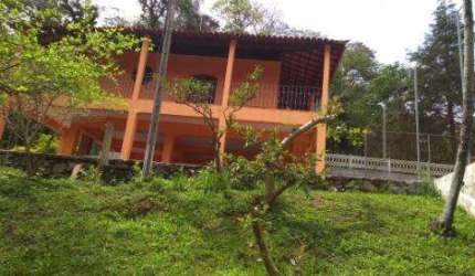 VENDA DE CHÁCARA RESIDENCIAL NO MIRANTE, EM ARUJÁ/SP, área de 12.800m² com casa secundária, árvores frutíferas, piscina e churrasqueira. CONSULTE-NOS.