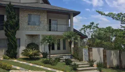 VENDA SOBRADO CONDOMÍNIO ARUJÁZINHO 5, Excelente imóvel, com A/T 634m² A/C 587m² distribuídos em 04 suítes sendo 01 máster com hidro. CONSULTE-NOS.