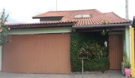 VENDA DE CASA NO CENTER VILLE, EM ARUJÁ/SP, 250m² com 6 dormitórios, sala, cozinha, churrasqueira, jardim, quintal e 06 vagas para auto. CONSULTE-NOS.