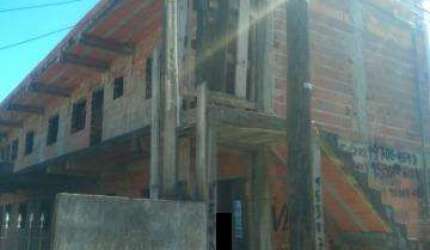 VENDA DE CASAS EM CONSTRUÇÃO NO MIRANTE, EM ARUJÁ/SP, são 06 casas com 03 cômodos cada e localização estratégica, ótimo para renda! CONSULTE-NOS.