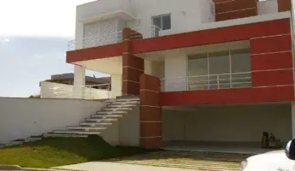 VENDA DE SOBRADO NO CONDOMÍNIO VERDES LAGOS, EM ARUJÁ/SP, com 453m², 05 suítes, piscina, churrasqueira, 03 salas e 04 vagas cobertas, CONSULTE-NOS.
