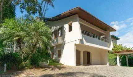 VENDA DE LINDA MANSÃO NO CONDOMÍNIO ARUJAZINHO III, com 5 quartos, 4 salas, lareira, churrasqueira, piscina, jardim, gazebo e 4 vagas. CONSULTE-NOS.