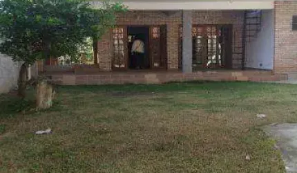 VENDA DE SOBRADO NO PARQUE NOSSA SRA. DO CARMO, 258m² com 2 suítes, churrasqueira, sala com lareira, quintal amplo e 06 vagas. CONSULTE-NOS.