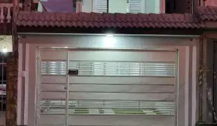 VENDA DE SOBRADO NOVO NO JARDIM PLANALTO, EM ARUJÁ/SP, 115m² com 3 suítes, sala ampla com led, área gourmet com churrasqueira e 02 vagas. CONSULTE-NOS