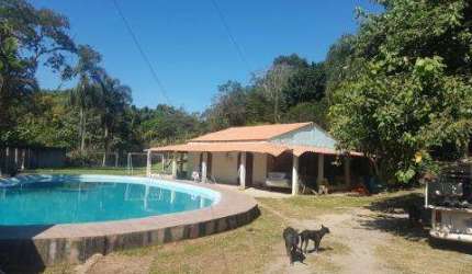 VENDA DE CHÁCARA NO RETIRO, EM ARUJÁ/SP, 4.300m² com 2 casas, 5 quartos, piscina. CONSULTE-NOS.