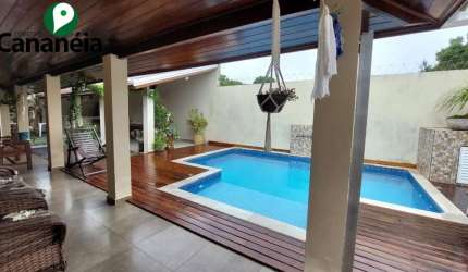 Casa muito confortável no Retiro das Caravelas disponível para venda com 3 dormitórios (2 suítes) + espaço gourmet e piscina - Cananéia / SP