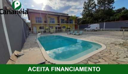 Sobrados em condomínio com 2 suítes cada, disponíveis para venda no Retiro das Caravelas - Cananéia/SP
