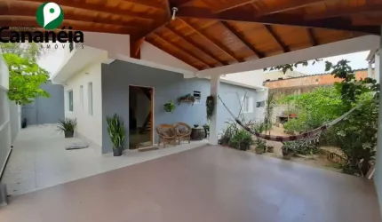 Casa nova, 3 dormitórios (2 suítes) para venda com ótimo espaço gourmet no piso superior - Cananéia / SP