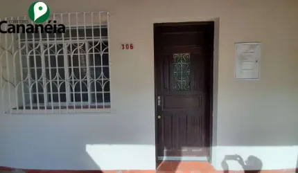 Casa 3 dormitórios para venda no Centro de Cananéia/SP