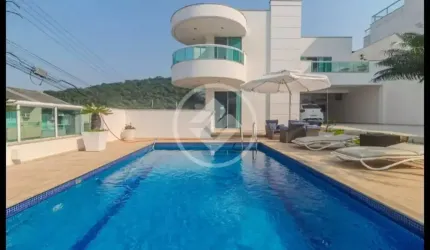 Linda casa no Ariribá em Balneário Camboriú com piscina