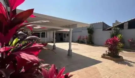 Casa toda térrea com 2 suítes e com um enorme quintal no bairro do Maracanã/PG
