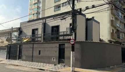 Sobrado com 3 dormitórios na Vila Tupi, Praia Grande. Fino acabamento, com sala dois ambientes, cozinha, área de serviço, 03 dormitórios sendo 01 suít