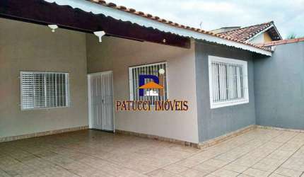 Casa Ampla com 03 Dormitórios e Piscina perto da Praia