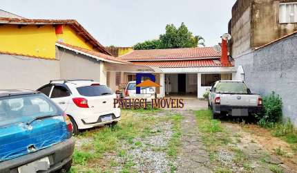 Linda Casa com Excelente Espaço para Piscina, Próximo Ao Mar!
