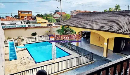 Oportunidade Única! Casa Ampla Mobiliada com Piscina a Poucos Passos do Mar
