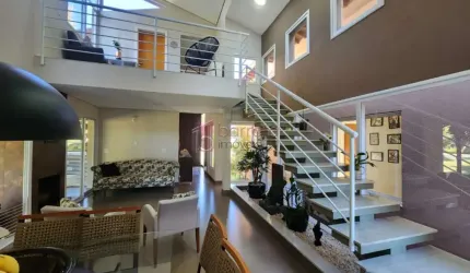 Casa Térrea com 554m de terreno e 257m de construção. Condomínio em meio a natureza