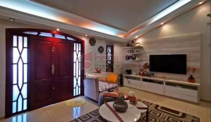 Casa a Venda em Jundiaí SP bairro Jd Pacaembu 280m² 3 dorms (1 suíte) Salas amplas. Cozinha planejada. Área Gourmet. 4 vgs!
