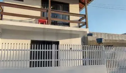 CASA ESPAÇOSA COM 3 DORMITÓRIOS EM BAIRRO PRIVILEGIADO