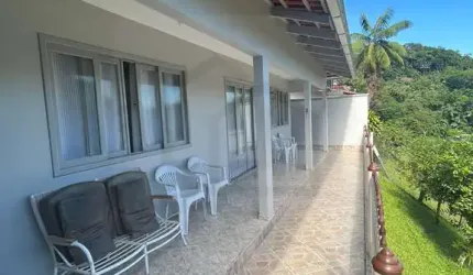 CASA SEMI MOBILIADA COM 3 DORMITÓRIOS SENDO 1 SUÍTE