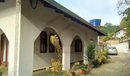 ESPAÇOSA CASA COM PISCINA E POMAR EM BAIRRO COMPLETO
