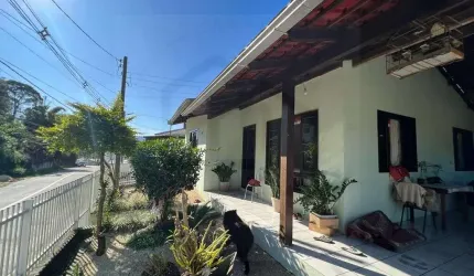 LINDA CASA COM TRÊS DORMITÓRIOS E UM AMPLO TERRENO