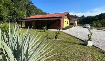 LINDA E ESPAÇOSA CHÁCARA DE 3 DORMITÓRIOS SENDO 1 SUÍTE