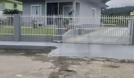 INCRÍVEL CASA COM AMPLO TERRENO DE 2 DORMITÓRIOS