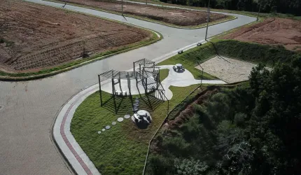 TERRENO PLANO DE 493,69m² EM UM LINDO LOTEAMENTO